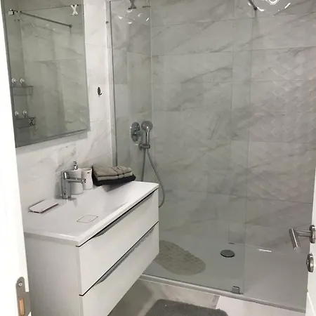 M&r Apartment Split