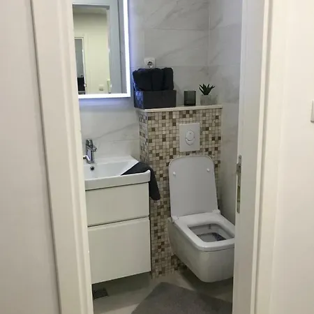 Apartment M&r *